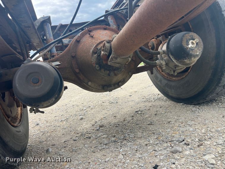 image for item EK8767 1995 International  4700 4x2 truck cab and chassis