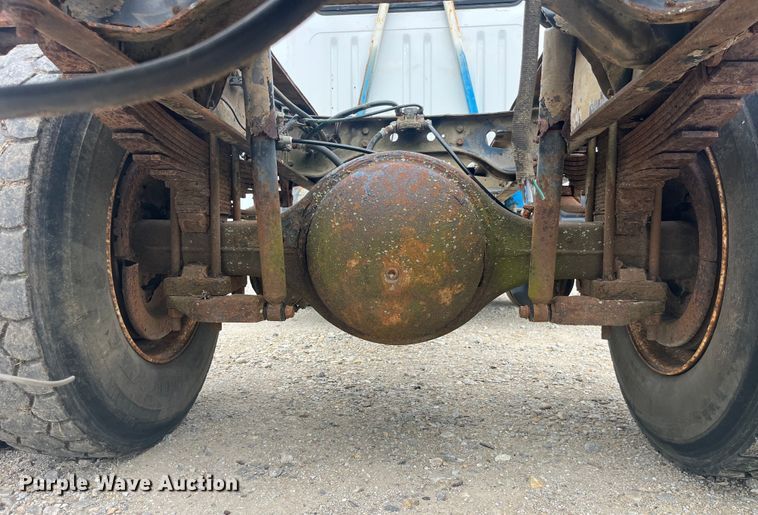 image for item EK8767 1995 International  4700 4x2 truck cab and chassis