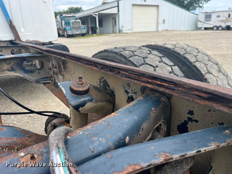 image for item EK8767 1995 International  4700 4x2 truck cab and chassis