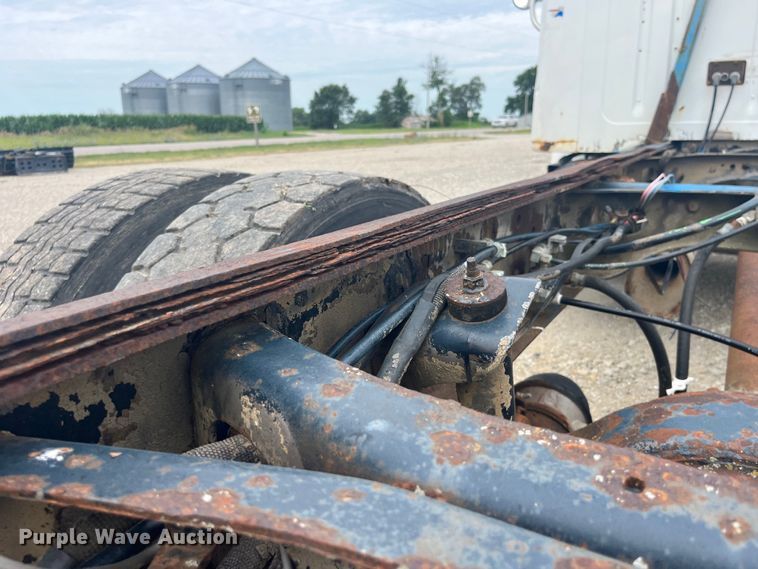 image for item EK8767 1995 International  4700 4x2 truck cab and chassis