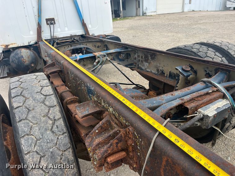 image for item EK8767 1995 International  4700 4x2 truck cab and chassis