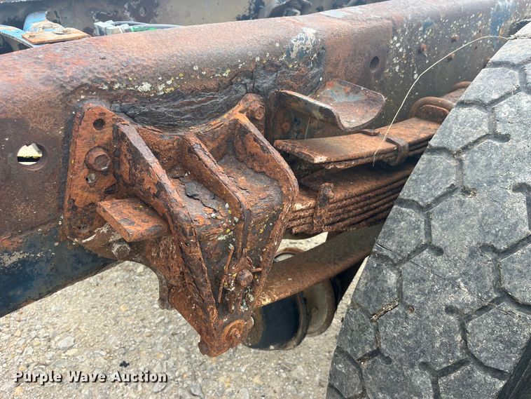 image for item EK8767 1995 International  4700 4x2 truck cab and chassis