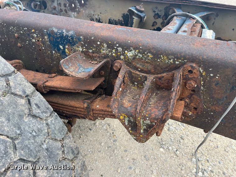 image for item EK8767 1995 International  4700 4x2 truck cab and chassis