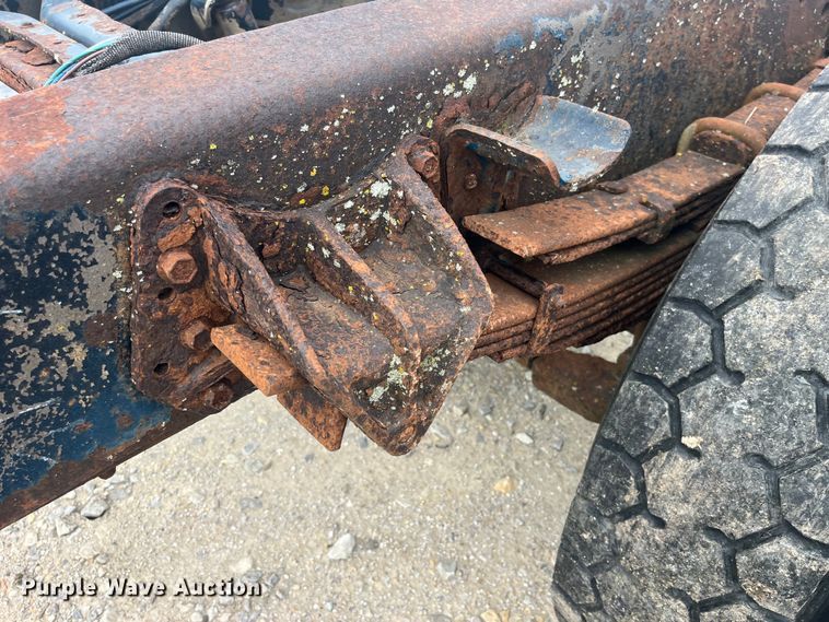 image for item EK8767 1995 International  4700 4x2 truck cab and chassis