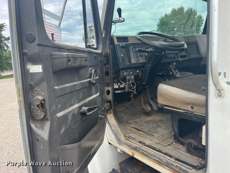 image for item EK8767 1995 International  4700 4x2 truck cab and chassis