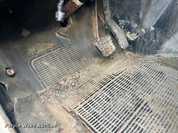 image for item EK8767 1995 International  4700 4x2 truck cab and chassis