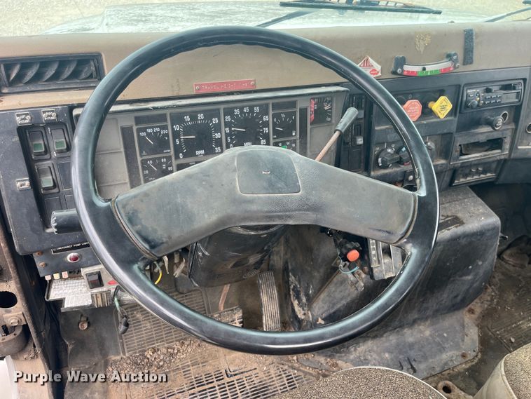 image for item EK8767 1995 International  4700 4x2 truck cab and chassis