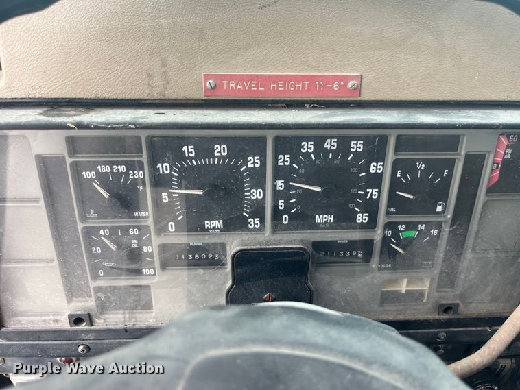 image for item EK8767 1995 International  4700 4x2 truck cab and chassis