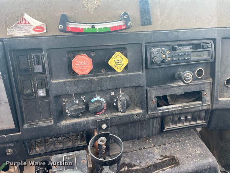 image for item EK8767 1995 International  4700 4x2 truck cab and chassis