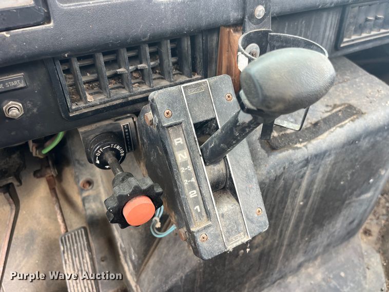 image for item EK8767 1995 International  4700 4x2 truck cab and chassis