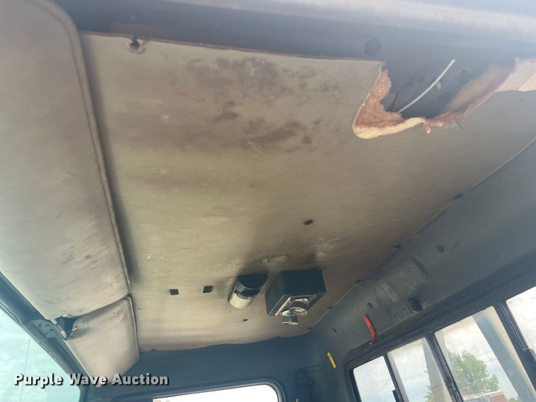 image for item EK8767 1995 International  4700 4x2 truck cab and chassis