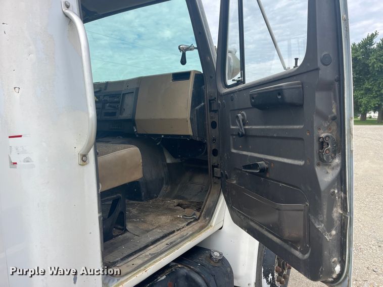 image for item EK8767 1995 International  4700 4x2 truck cab and chassis