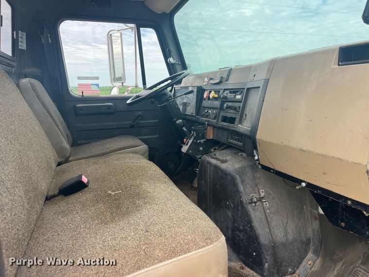 image for item EK8767 1995 International  4700 4x2 truck cab and chassis