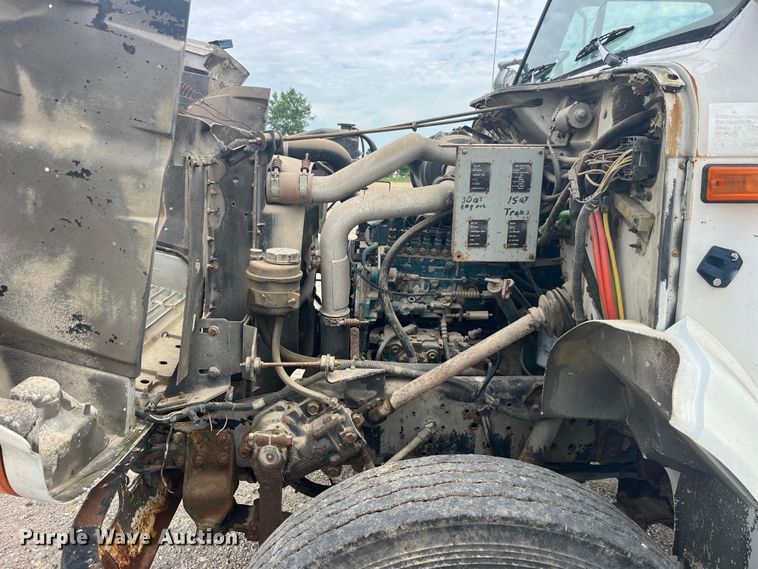 image for item EK8767 1995 International  4700 4x2 truck cab and chassis