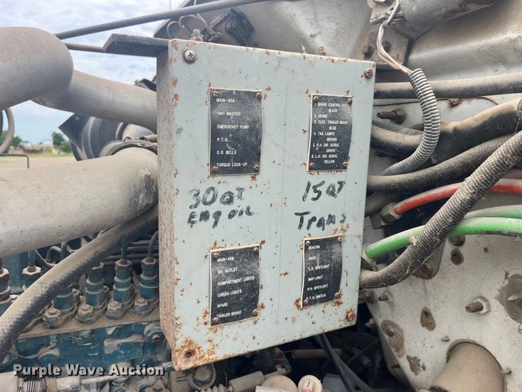 image for item EK8767 1995 International  4700 4x2 truck cab and chassis