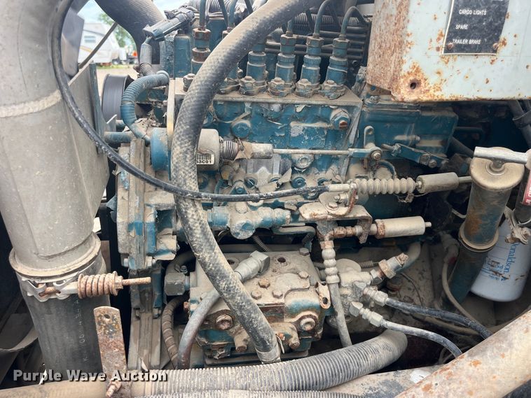 image for item EK8767 1995 International  4700 4x2 truck cab and chassis