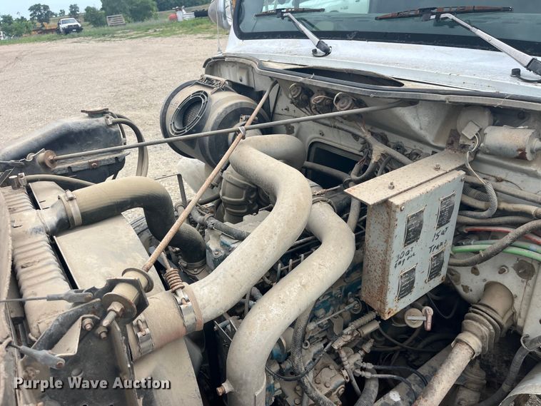 image for item EK8767 1995 International  4700 4x2 truck cab and chassis