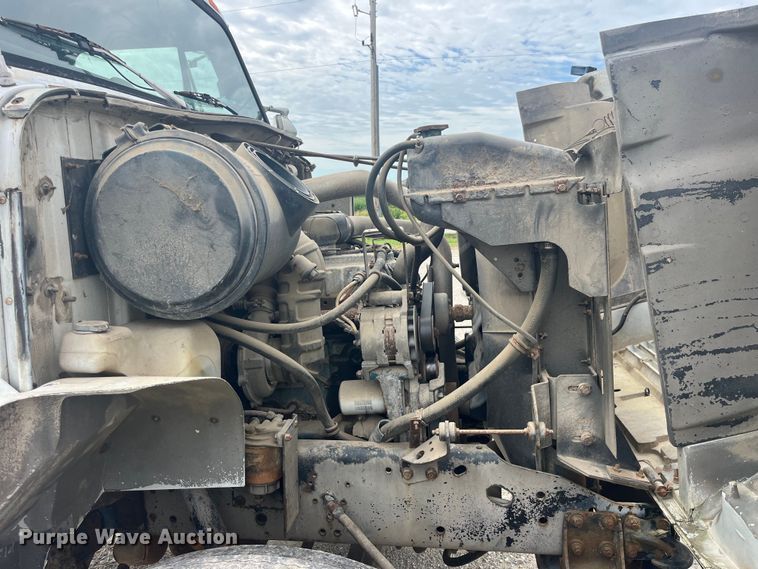 image for item EK8767 1995 International  4700 4x2 truck cab and chassis