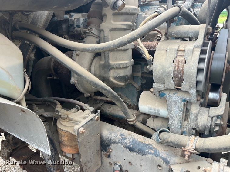 image for item EK8767 1995 International  4700 4x2 truck cab and chassis