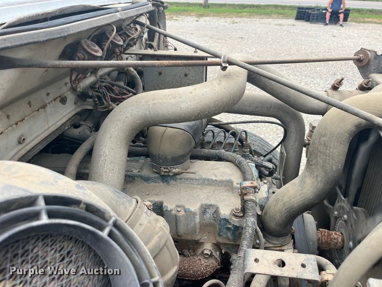 image for item EK8767 1995 International  4700 4x2 truck cab and chassis