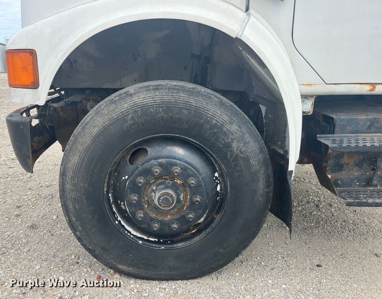 image for item EK8767 1995 International  4700 4x2 truck cab and chassis