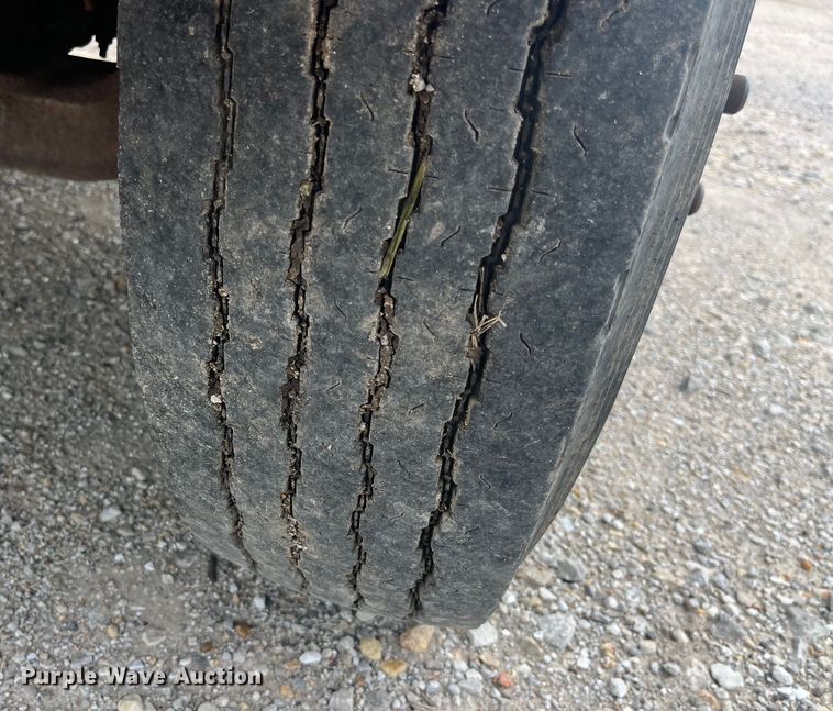 image for item EK8767 1995 International  4700 4x2 truck cab and chassis