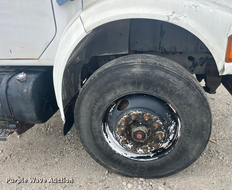 image for item EK8767 1995 International  4700 4x2 truck cab and chassis