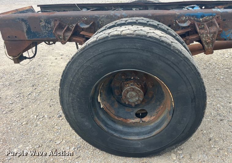 image for item EK8767 1995 International  4700 4x2 truck cab and chassis