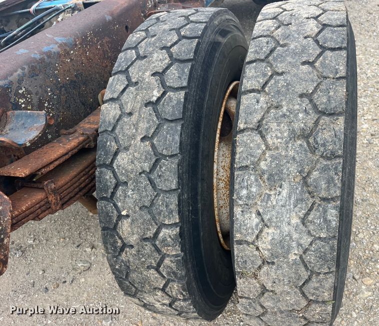 image for item EK8767 1995 International  4700 4x2 truck cab and chassis