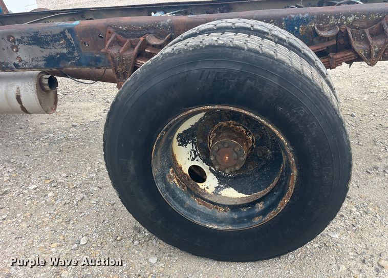 image for item EK8767 1995 International  4700 4x2 truck cab and chassis