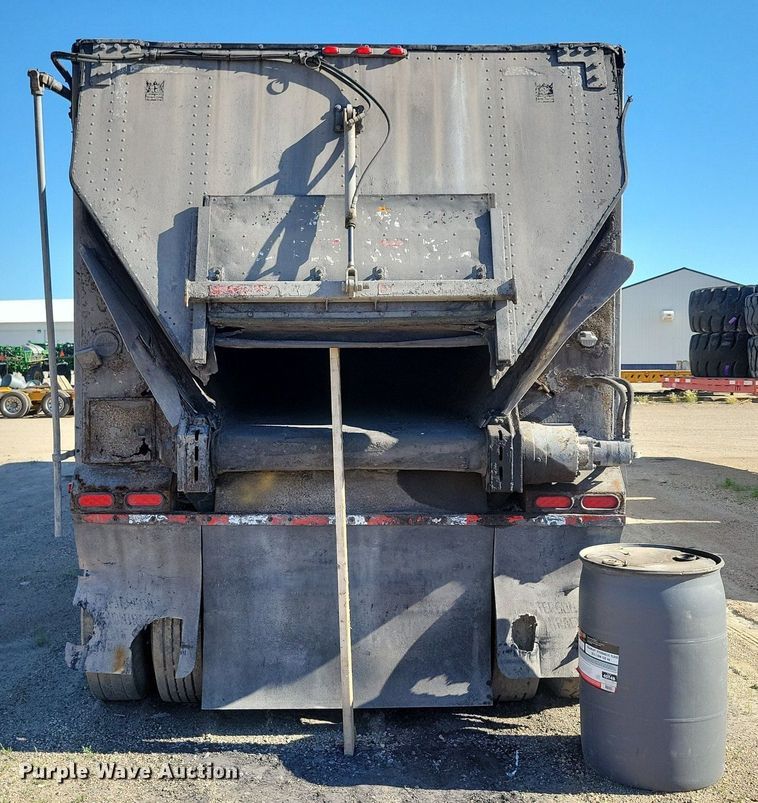 image for item KA9927 2005 Trail King Red River Series live bottom trailer