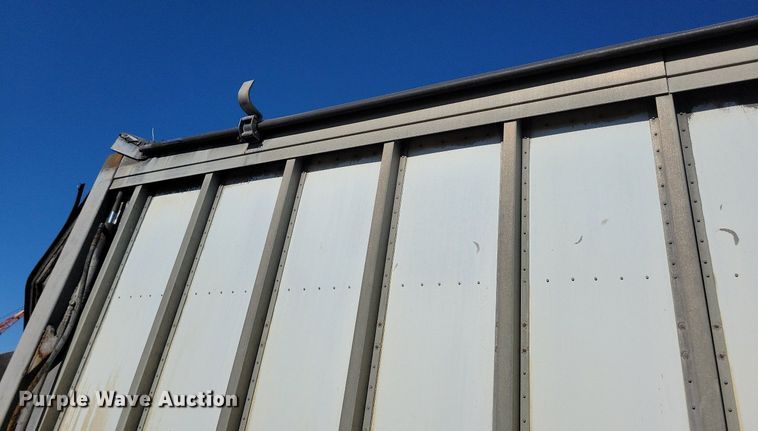 image for item KA9927 2005 Trail King Red River Series live bottom trailer