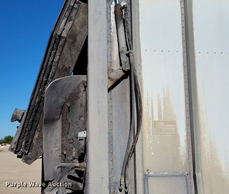 image for item KA9927 2005 Trail King Red River Series live bottom trailer