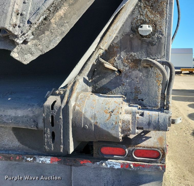 image for item KA9927 2005 Trail King Red River Series live bottom trailer