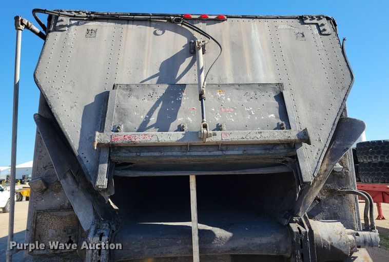 image for item KA9927 2005 Trail King Red River Series live bottom trailer