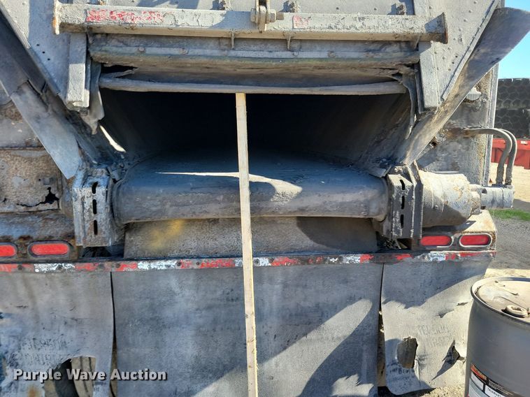 image for item KA9927 2005 Trail King Red River Series live bottom trailer