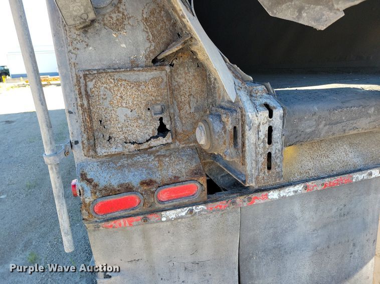 image for item KA9927 2005 Trail King Red River Series live bottom trailer