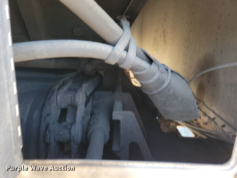 image for item KA9927 2005 Trail King Red River Series live bottom trailer