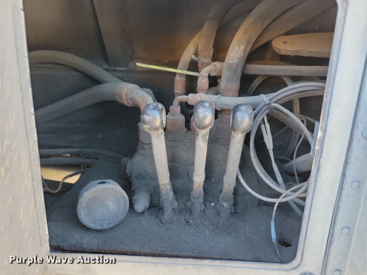 image for item KA9927 2005 Trail King Red River Series live bottom trailer