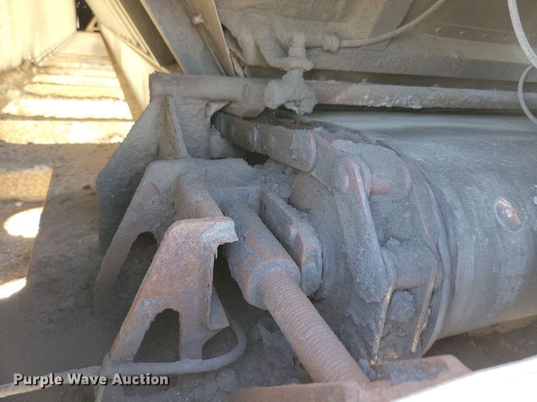 image for item KA9927 2005 Trail King Red River Series live bottom trailer