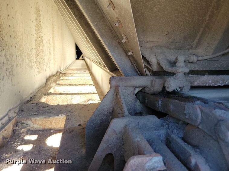 image for item KA9927 2005 Trail King Red River Series live bottom trailer