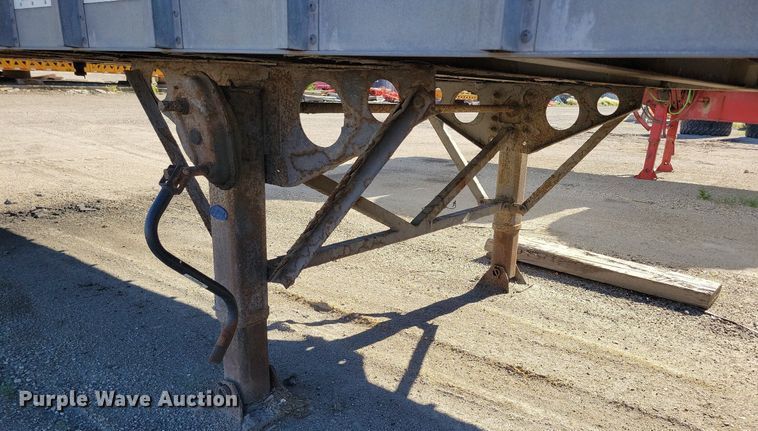 image for item KA9927 2005 Trail King Red River Series live bottom trailer