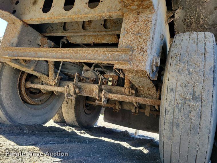 image for item KA9927 2005 Trail King Red River Series live bottom trailer