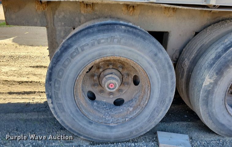 image for item KA9927 2005 Trail King Red River Series live bottom trailer