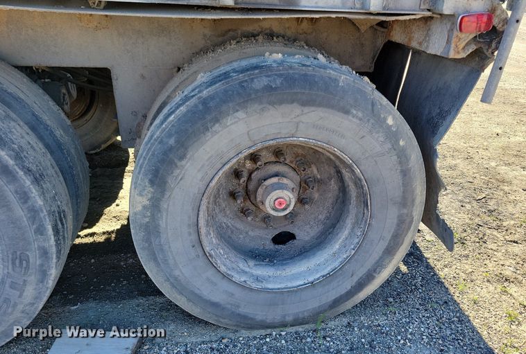 image for item KA9927 2005 Trail King Red River Series live bottom trailer