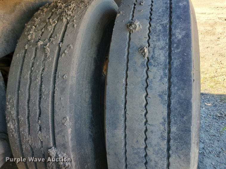 image for item KA9927 2005 Trail King Red River Series live bottom trailer