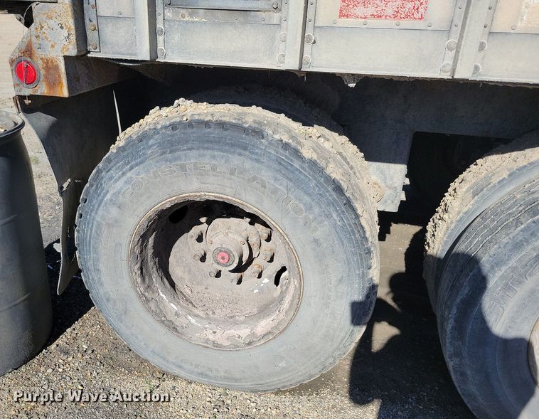 image for item KA9927 2005 Trail King Red River Series live bottom trailer