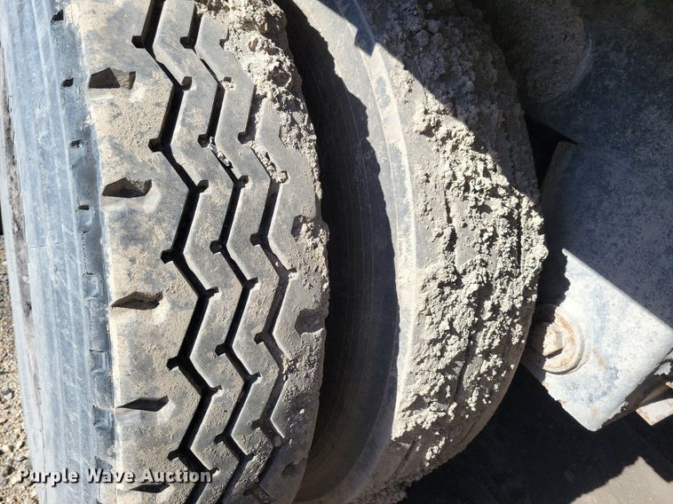 image for item KA9927 2005 Trail King Red River Series live bottom trailer