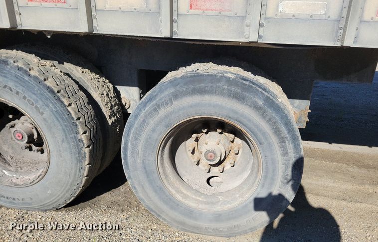 image for item KA9927 2005 Trail King Red River Series live bottom trailer