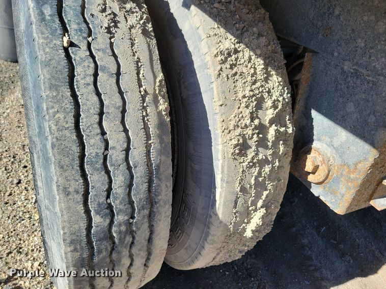 image for item KA9927 2005 Trail King Red River Series live bottom trailer